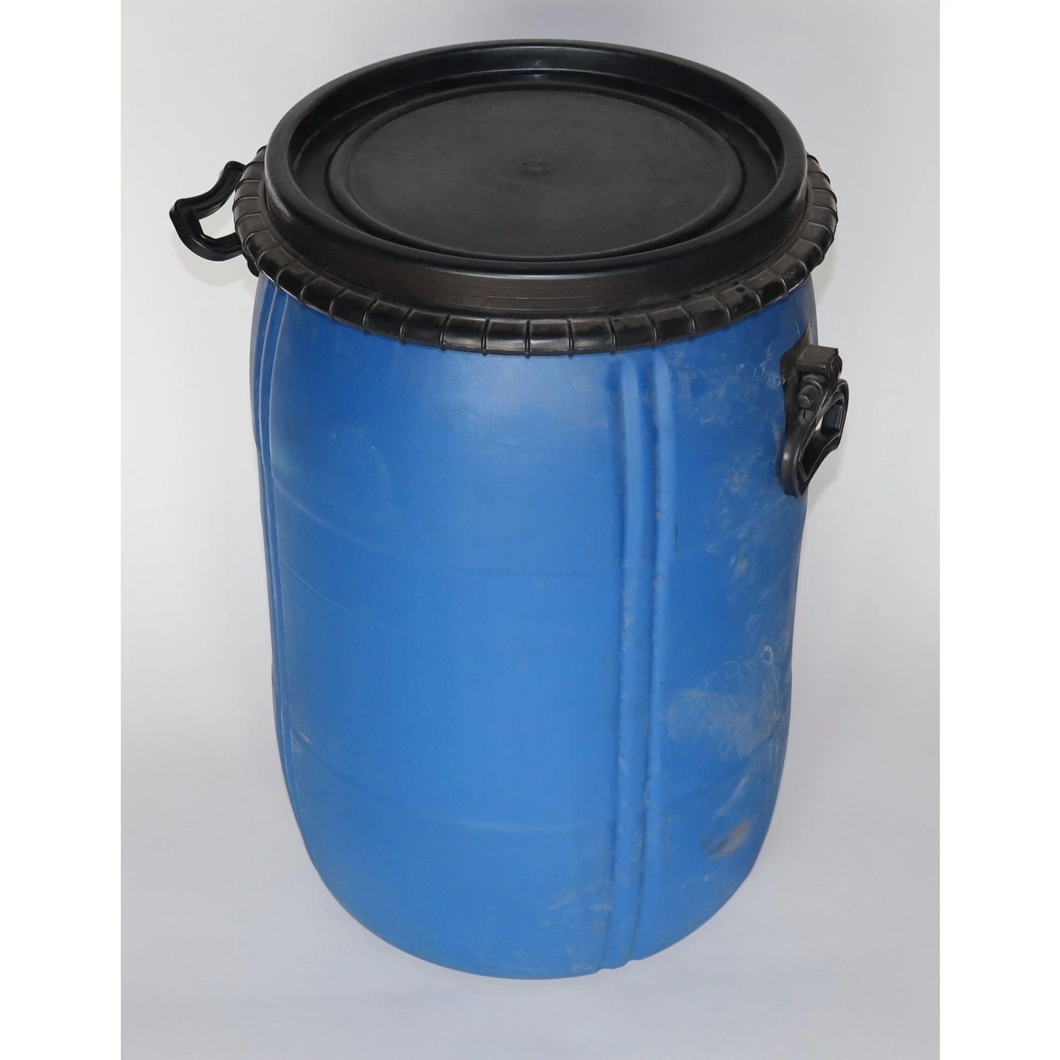 Gebruikte Blauwe Voerton Met Deksel - 60 Liter - Met Handvaten 1 Gebruikte Blauwe Voerton Met Deksel - 60 Liter - Met Handvaten